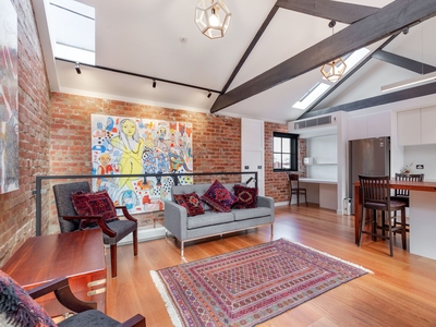 Located on the border of Preston and Thornbury this rare warehouse conversion offers the best of the inner north at its doorstep.