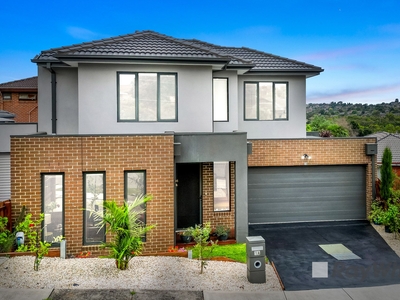 MODERN LUXURY LIVING WITH IT'S OWN STREET FRONTAGE!!