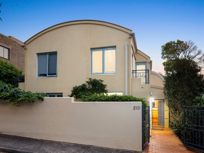 Semi-detached and sun-filled, easy walk to Cremorne Junction