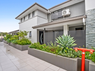 SUPER SIZED TOWNHOUSE - IN POPULAR GATED ESTATE
