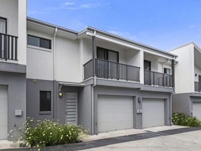 TRENDY & VIBRANT 3 BEDROOM TOWNHOUSE - PERFECT AS A STARTER OR INVESTMENT!
