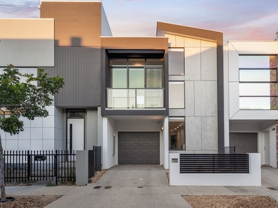 Contemporary Comfort: Inviting 3-Bedroom Townhouse Haven
