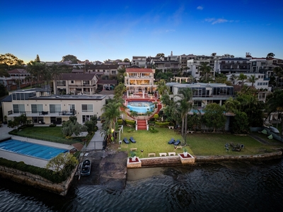 The Ultimate Luxury Waterfront Entertainer & Family Abode