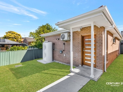 15A Franklin Place, Bossley Park NSW 2176 - House For Lease