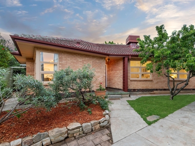 A renovated classic on Linear Park's edge!