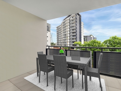 Charming studio apartment nestled in the heart of one of Brisbane's most prestigious suburbs!