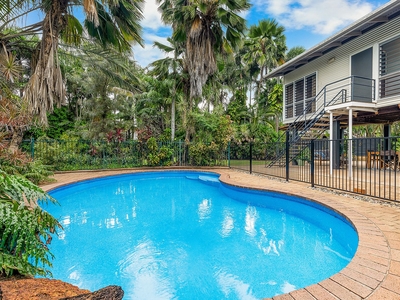 Tropical Tranquillity: Stylish 3-Bedroom Retreat with Poolside Luxury!