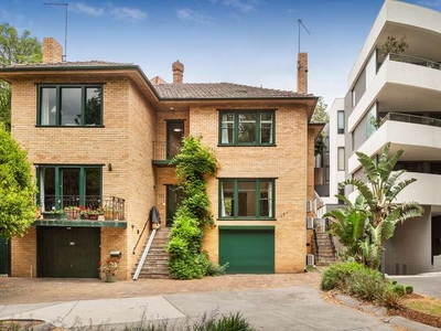 Large & Bright Townhouse on the River