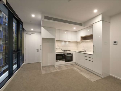 MELBOURNE GRAND: INCREDIBLE TWO BEDROOM APARTMENT