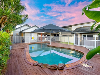 Lowset Family Beach House with a Pool & Retreat on a 607m2 block!