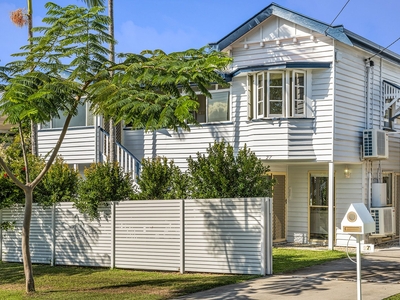 Stunning 8-bedroom, 6-bathroom Queenslander home, 3-minute walk from the beach