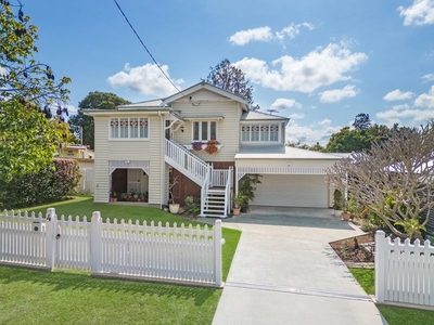 DRESS CIRCLE CLASSIC 1930'S QUEENSLAND CHARACTER HOME