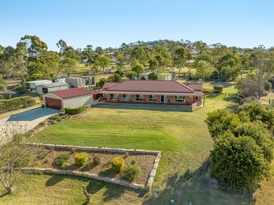 Immaculately presented family home on 4096m2 - tightly held lifestyle acreage suburb!