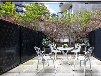 Luxurious 1 Bedroom Apartment with Indoor/Outdoor Elegance in South Yarra