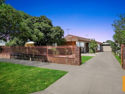 19 Staughton Street, Melton South, VIC 3338