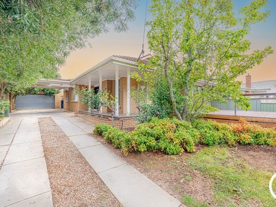 69 Campaspe Esplanade, Echuca VIC 3564 - House For Lease