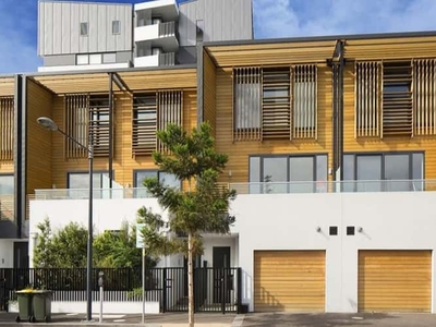 Rare Three Bedrooms Townhouse in Docklands!! Partially Furnished!