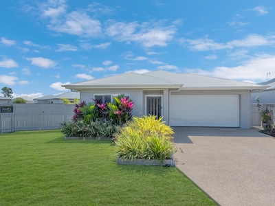 Coastal Comfort, Just 3 Minutes to the Beach: 16 Wigton Court Awaits!