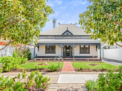 EXQUISITE 1910's MODERNISED CHARACTER VILLA NEAR SEMAPHORE BEACH!