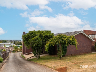 25 Taroona Avenue