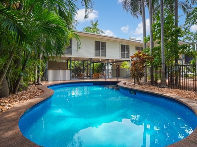 Sensational tropical, elevated and ideal for entertaining!!