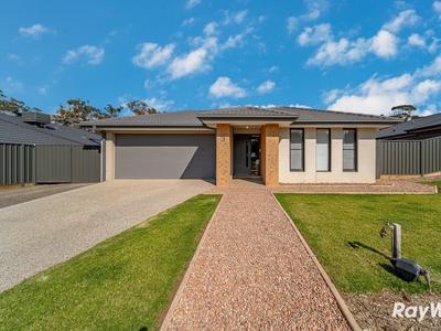 Nearly brand new family home on huge 1,618 Sqm block!