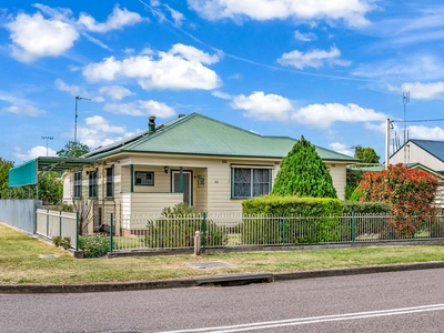 Family Home in Desirable Town Location...810sqm Corner Block!