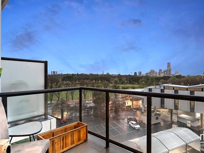 New York Loft Style Luxury, Sophisticated St Kilda Road Setting