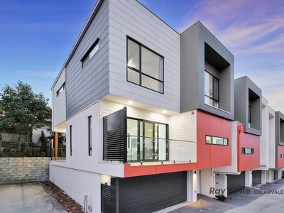CHIC AND CONTEMPORARY TRI-LEVEL TOWNHOUSE - MANSFIELD CATCHMENT