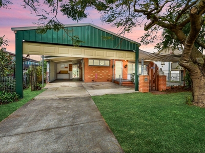 LOW SET BRICK HOME! 607m2 BLOCK WITH 15M FRONTAGE!