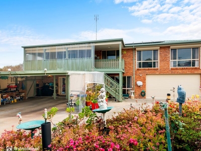 DUAL LIVING IN LAKES ENTRANCE