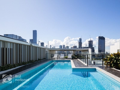 Modern 1 Bedroom Apartment in Prime South Brisbane Location