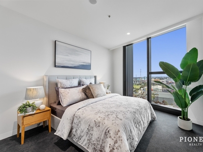 Luxurious 5-STAR Living 4-Bedroom & 4-Bathroom Sub Penthouse at Melbourne's Best Waterfront Area - Docklands.