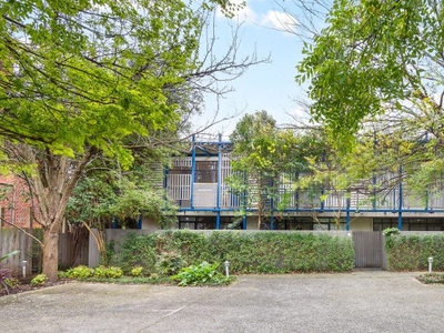 Two Courtyard Entertainer