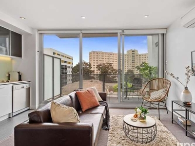 Modern unit in the heart of South Yarra