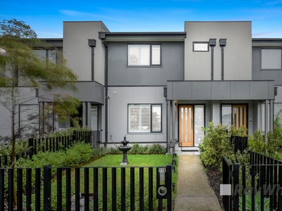 STUNNER WITH STREET FRONTAGE IN AN UNRIVALLED LOCATION!