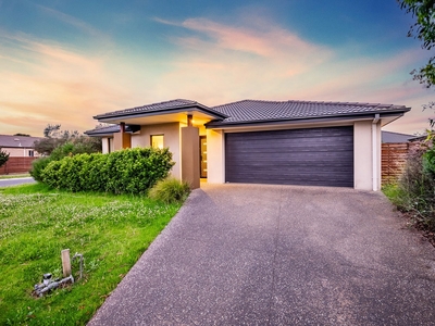 Welcome to 8 Mitta Mitta Street, Clyde North - Where Elegance Meets Comfort!