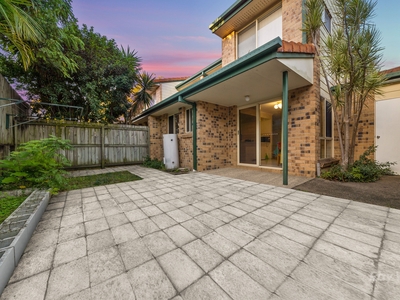Mansfield State High Catchment & 10 mins from Griffith Uni - Pool, Tennis Court in Secure Complex & Rental Income of $450 pw