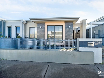 MODERN LIFESTYLE AND A PERFECT LOCATION - WALK TO THE SHOPS!