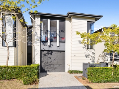 MODERN TOWNHOUSE IN A PRIME LOCATION - WALKING DISTANCE TO COLES WITH A SHORT DRIVE TO THE M1!