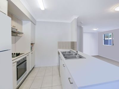 MODERN TOWNHOUSE - PERFECTLY LOCATED IN CENTRAL OXLEY