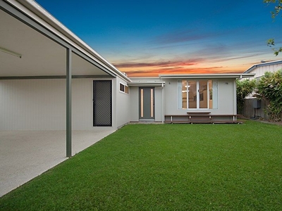 SOLD - Modern & Versatile Perfect for large Families, Savvy investors Or A Duel Living Lifestyle!