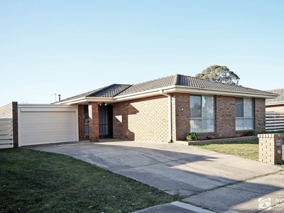 2/1 Wills Court cranbourne north VIC 3977