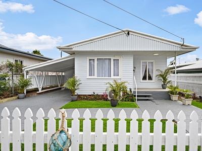 Scarborough Sea Change! This Coastal Beach House is a functional AirBNB and perfect for those downsizing, first home buyers or Investors