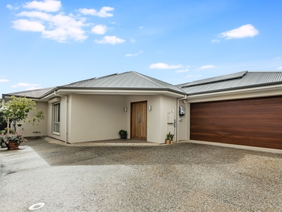 Contemporary family home boasting convenience and luxury!