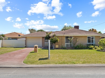 PERFECT FIRST HOME OR INVESTMENT PROPERTY ON A BIG BLOCK WITH SIDE ACCESS!