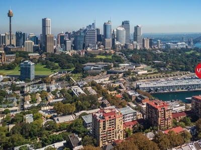 Auction Guide $1.4m Spacious apartment embraced with spectacular harbour views