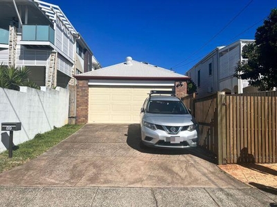 4 bedroom, Manly QLD 4179