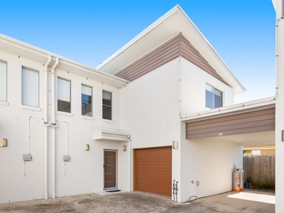 Secure and Convenient Modern Townhouse in Hospital Precinct