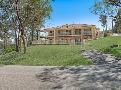 270 DEGREE PANORAMIC VIEWS - AN IMPRESSIVE HOME IN A SPECIAL LOCATION